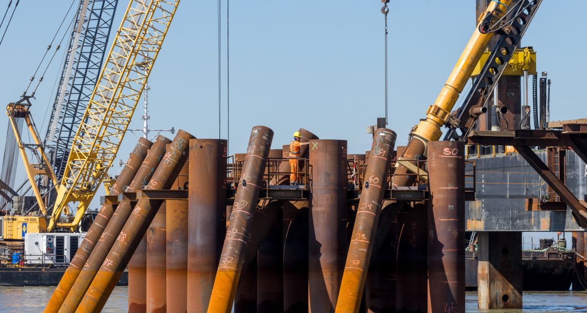 Zu sehen sind Bauarbeiten am Wilhelmshavener LNG-Terminal.