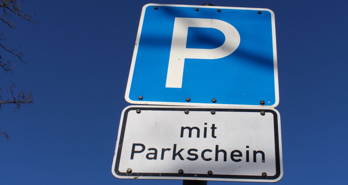 Ein Parkschild mit dem Hinweis auf einen benötigten Parkschein.