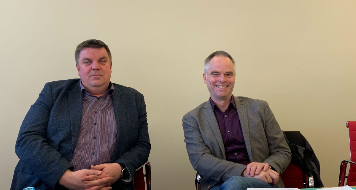 Der Oberbürgermeister der Stadt Wilhelmshaven, Carsten Feist, und der Geschäftsführer der Ostfriesische Inseln GmbH, Göran Sell.