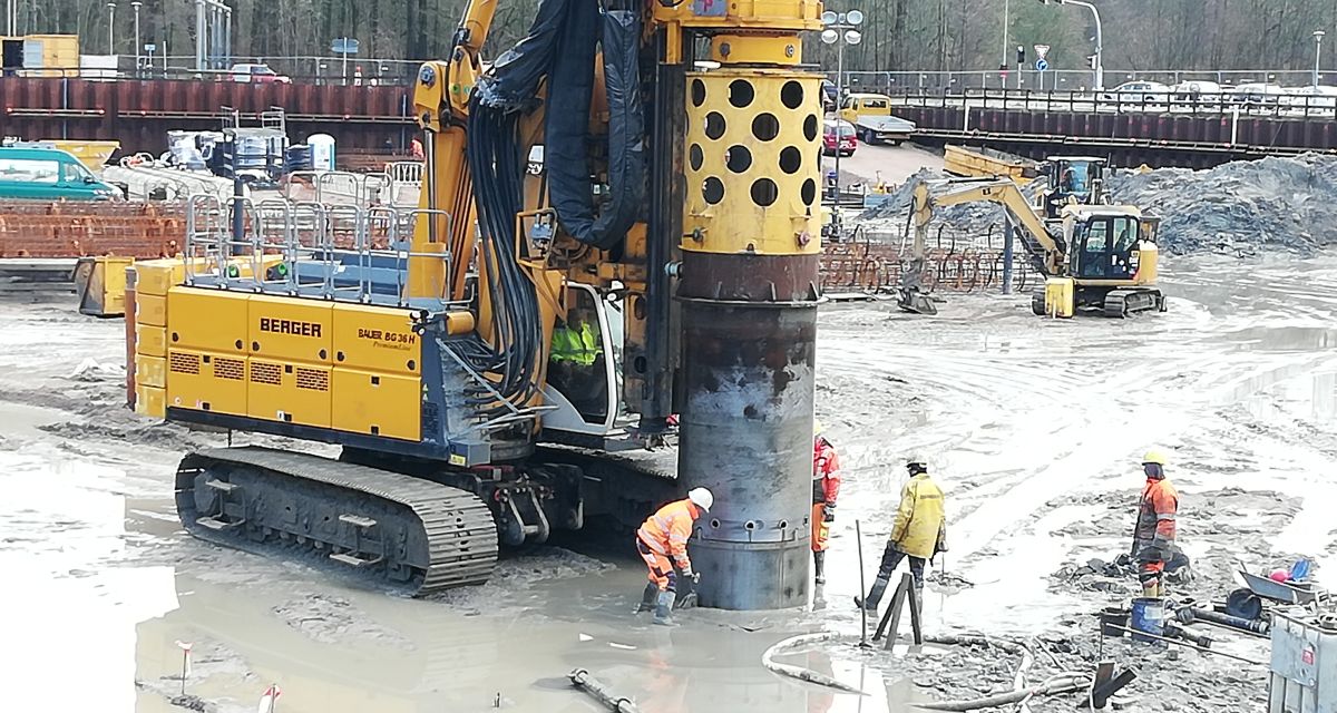 Für den Neubau des Klinikums Wilhelmshaven werden mit schweren Maschinen Stahlbetonpfähle in den Boden platziert.