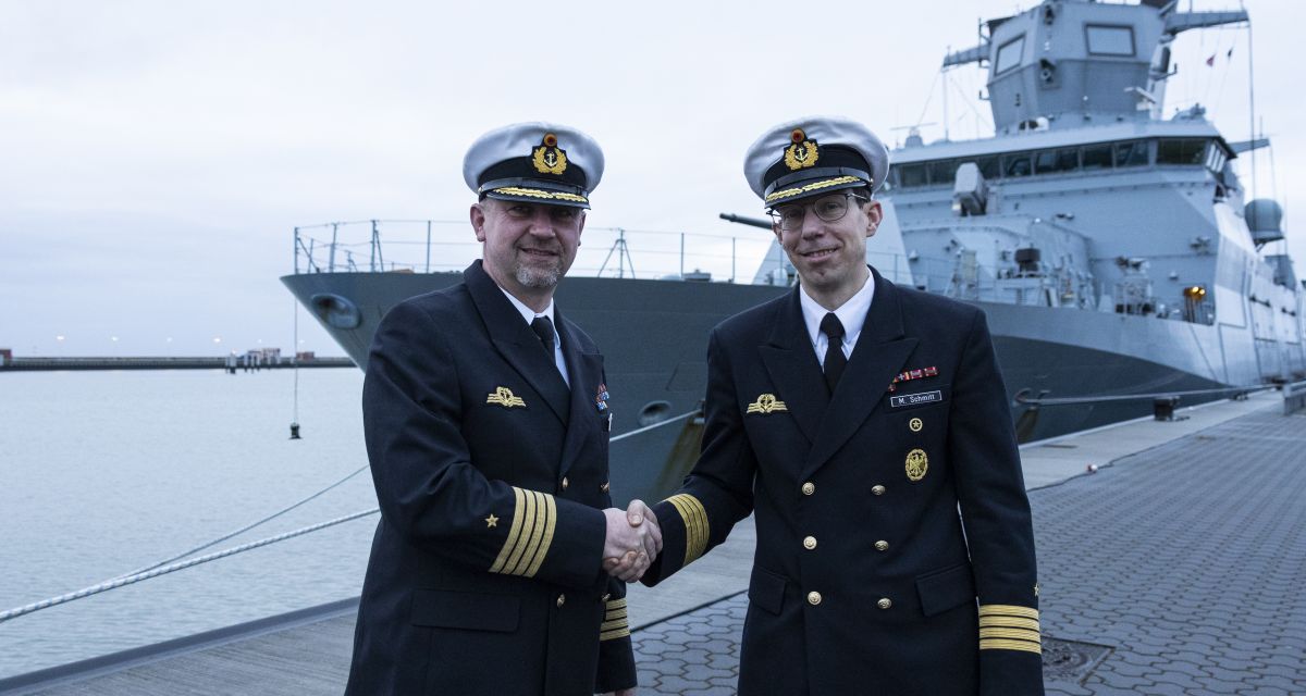 Kapitän zur See Dirk Jacobus, der bisherige Kommandeur des 4. Fregattengeschwaders (links) und der kommende Kommandeur des 4. Fregattengeschwaders, Kapitän zur See Matthias Schmitt, vor der Fregatte „Sachsen-Anhalt“ der Klasse F125.