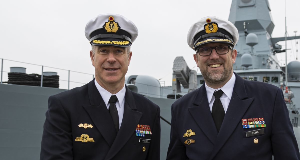 Die Kommandeure des 2. Fregattengeschwaders vor der Fregatte 