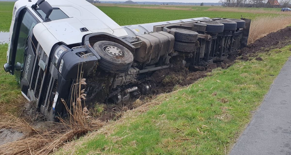 Zu sehen ist wie ein LKW auf der K96 auf der Seite im Seitengraben liegt.