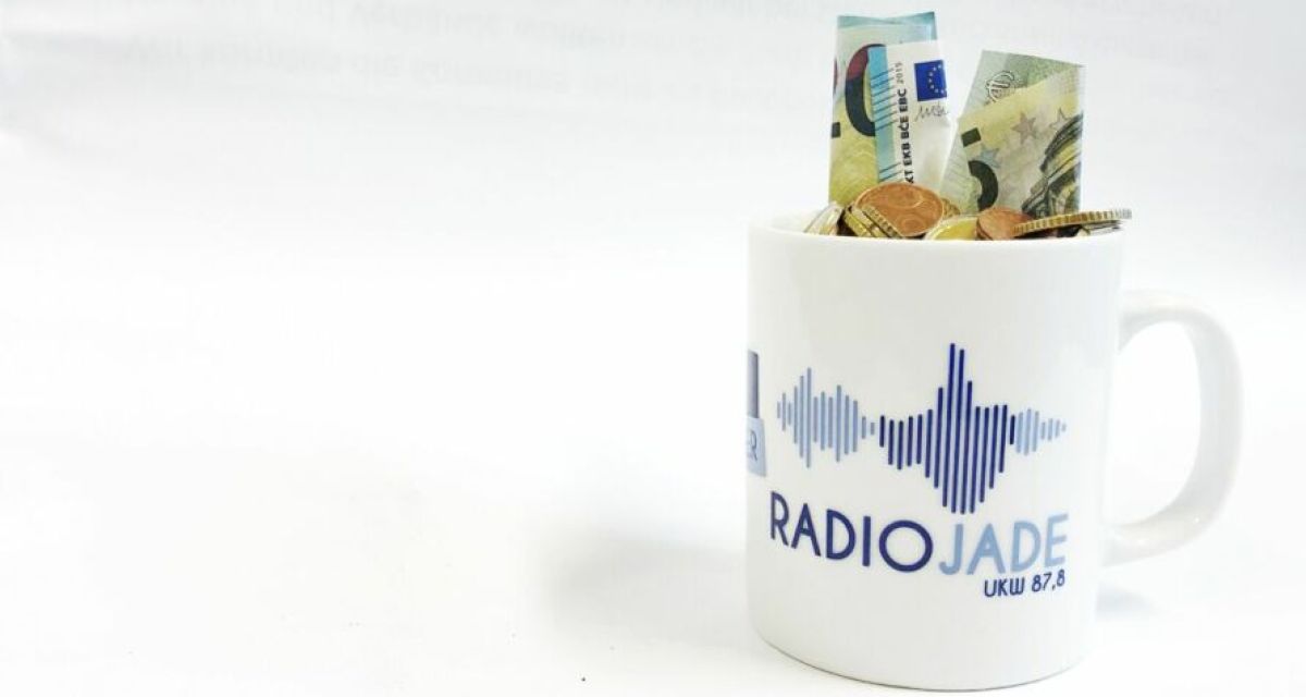 Tasse mit Geld und Logo