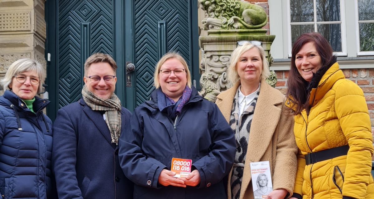 Vertreter*innen der Stadt vor dem Rathaus Jever.