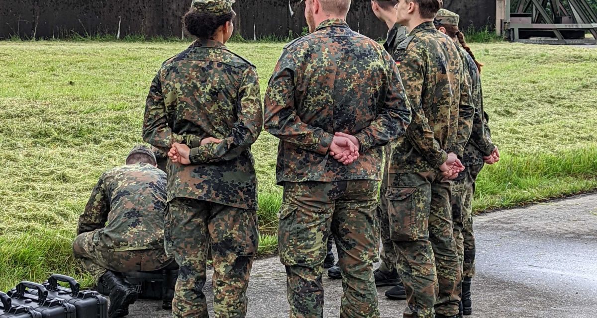Soldaten der Bundeswehr bei Übungen auf dem Fliegerhorst Upjever.
