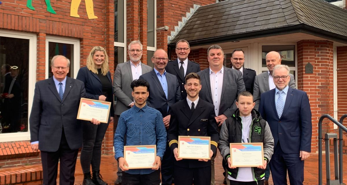 Die Preisträger und Organisator*innen des 10. Tags der Zivilcourage vor dem Mehrgenerationenhaus in Bant