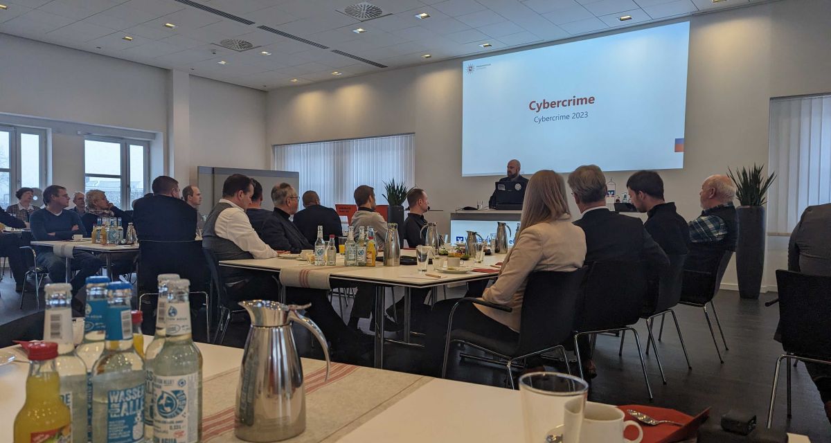 Teilnehmer*innen des Unternehmerfrühstücks der Volksbank Jever folgen im März 2023 einem Vortrag über Cyber-Kriminalität.