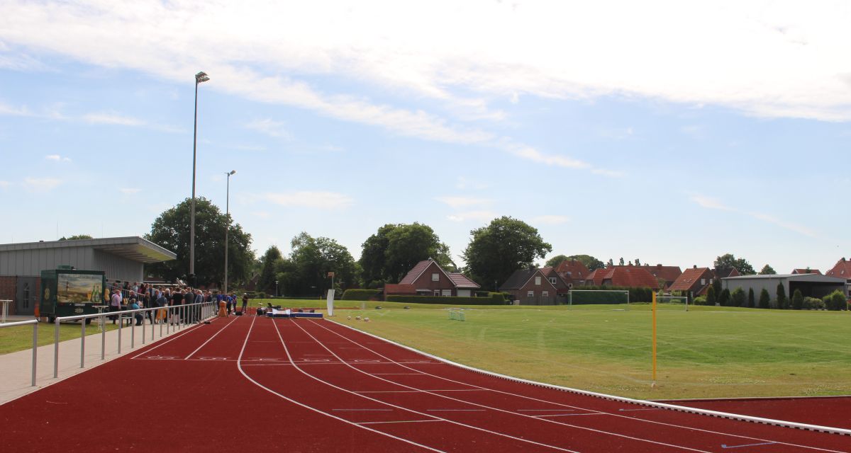 Die frisch sanierte Laufstrecke im neuen Stadium Wittmund. Auch als Symbolfoto für Leichtathletik und Sport allgemein geeignet. 