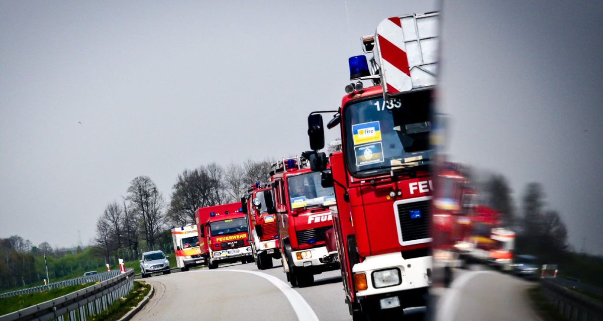 Konvoi Kolonne Feuerwehr Fahrzeuge