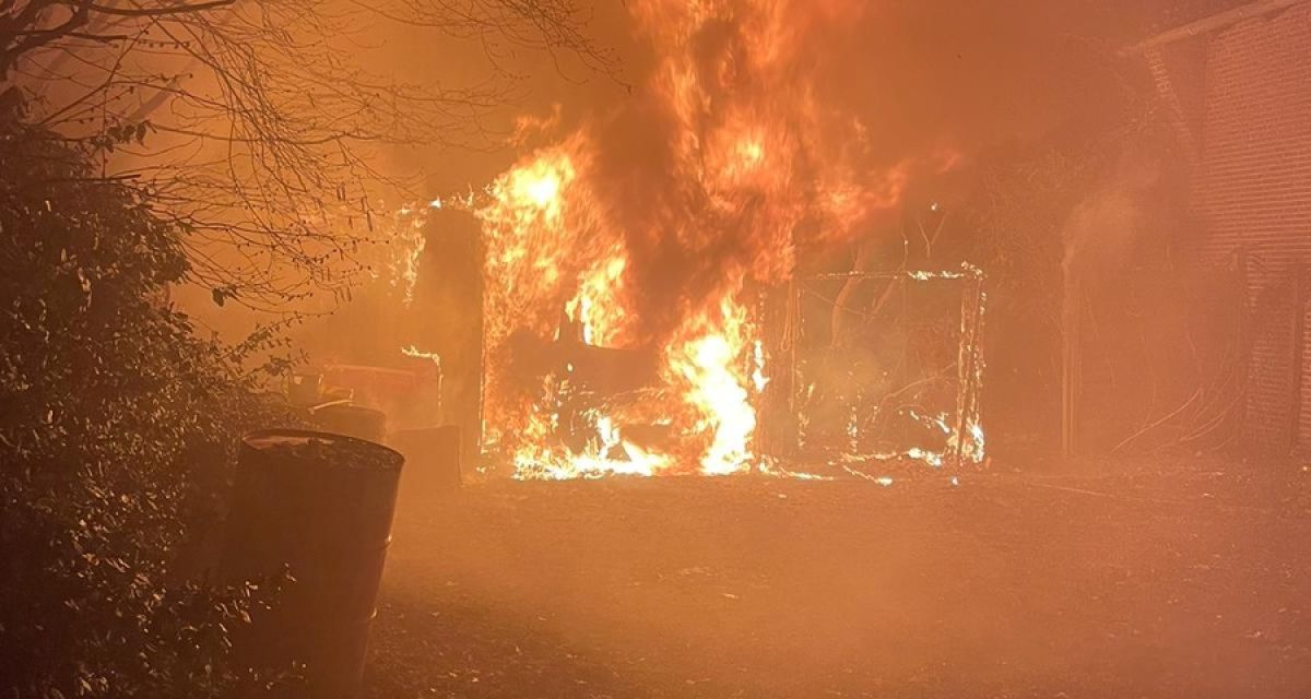 Brand einer hölzernen als Werkstatt dienenden Garage in Zetel ohne Verletzte