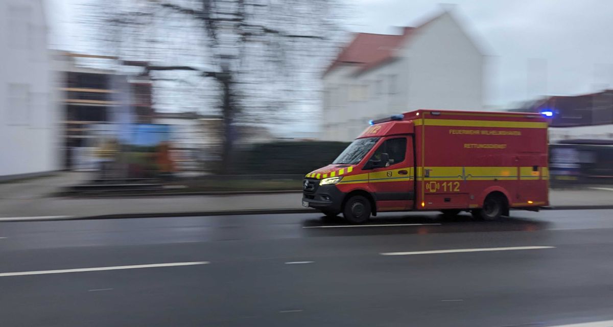 Ein Rettungswagen fährt mit hoher Geschwindigkeit zu einem Einsatz.