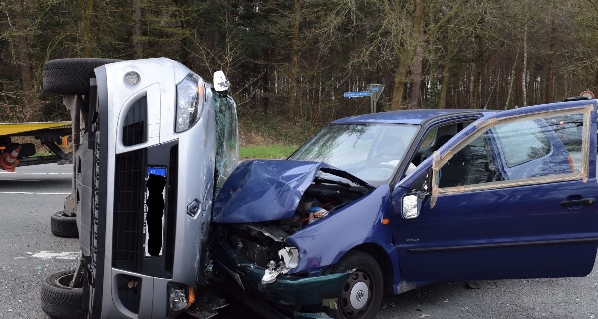 Zwei Autos nach einem Unfall. Eins liegt auf der Seite, das andere ist ebenfalls schwer beschädigt