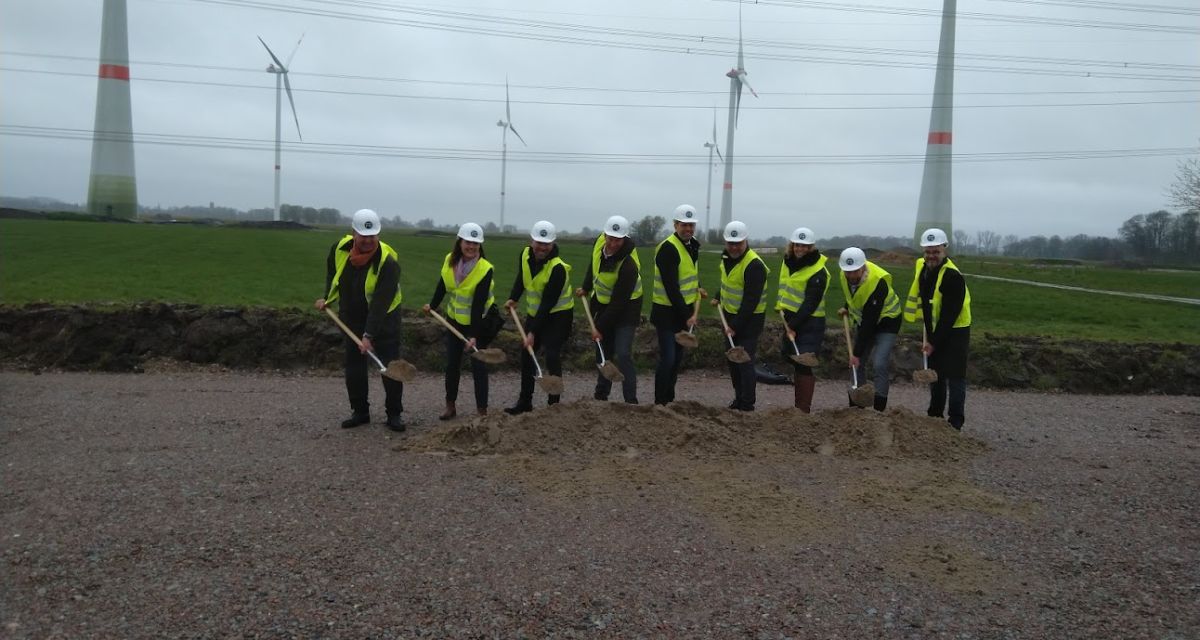 Spatenstich im Hybriden Energiepark Sande im April 2023. Neben den bestehenden Windenergieanlagen sollen hier künftig Photovoltaikanlagen entstehen und über Elektrolyse auch die Energiespeicherung in Form von grünem Wasserstoff vorangetrieben werden.