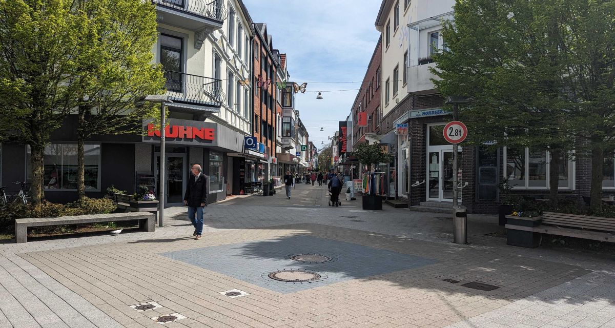Die Fußgängerzone in der Wilhelmshavener Innenstadt bei sonnigem Wetter.