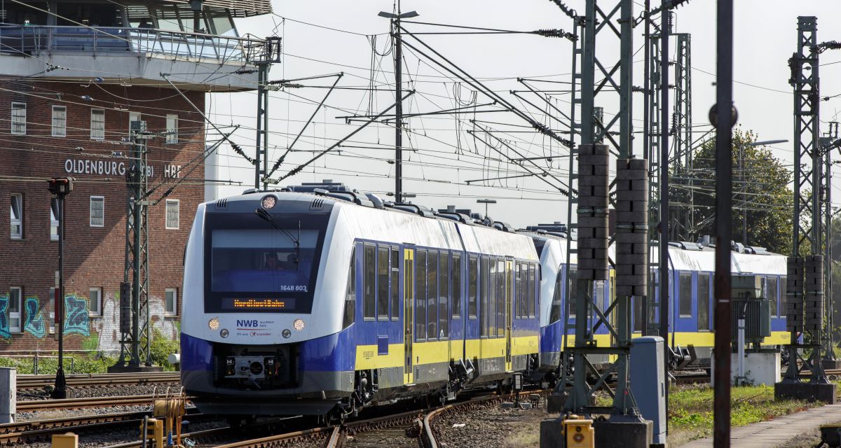 Ein Zug der NordWestBahn fährt in den Oldenburger Hauptbahnhof ein