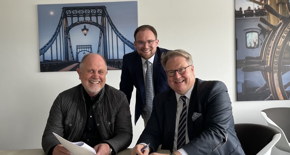 Helmut Loerts-Sabin, Henning Wessels und Tom Nietiedt präsentieren die AWV-Wirtschaftsumfrage