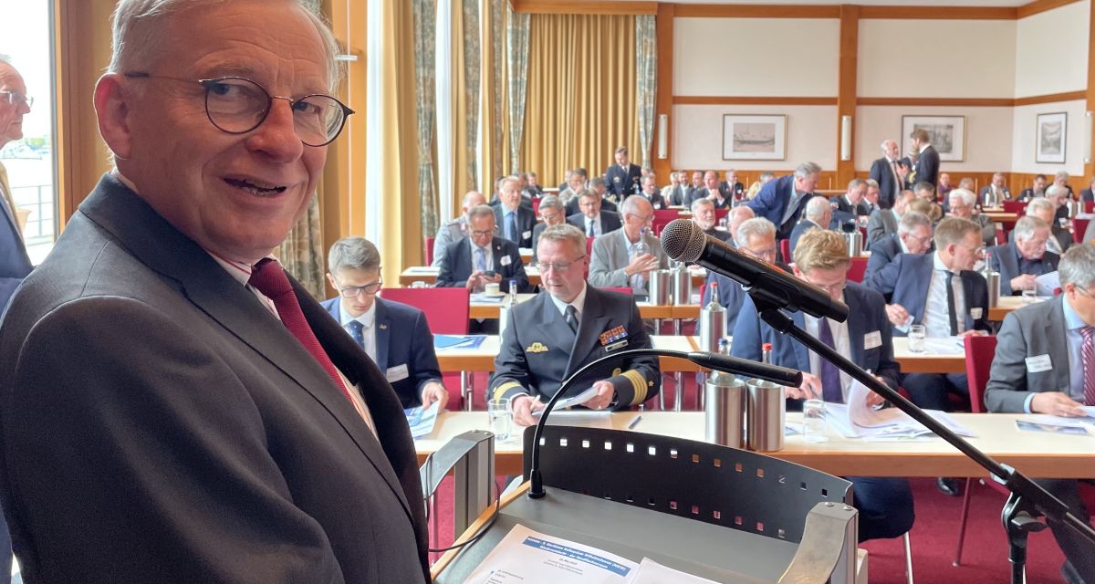 Der Präsident des Deutschen Maritimen Instituts (DMI), Konteradmiral a.D. Karsten Schneider auf dem neunten Maritimen Kolloquium in Wilhelmshaven.