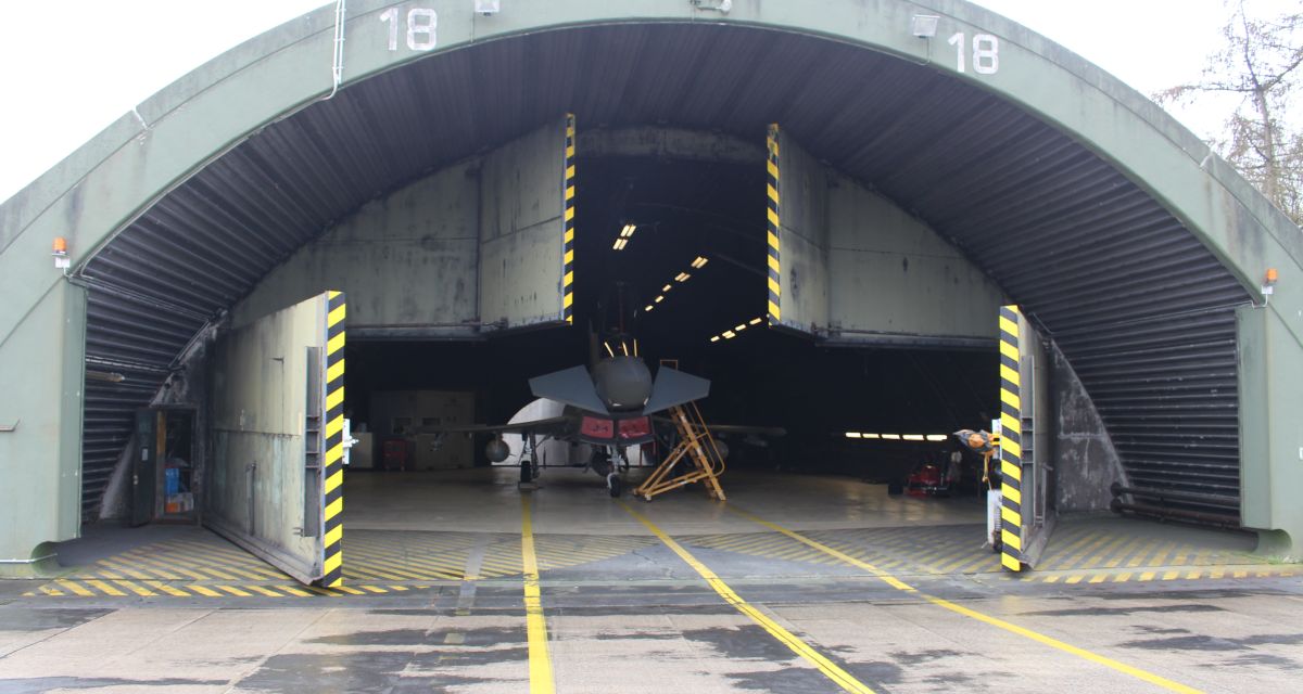 Ein Kampfflugzeug Typ Eurofighter Typhoon des Taktischen Luftwaffengeschwaders 71 