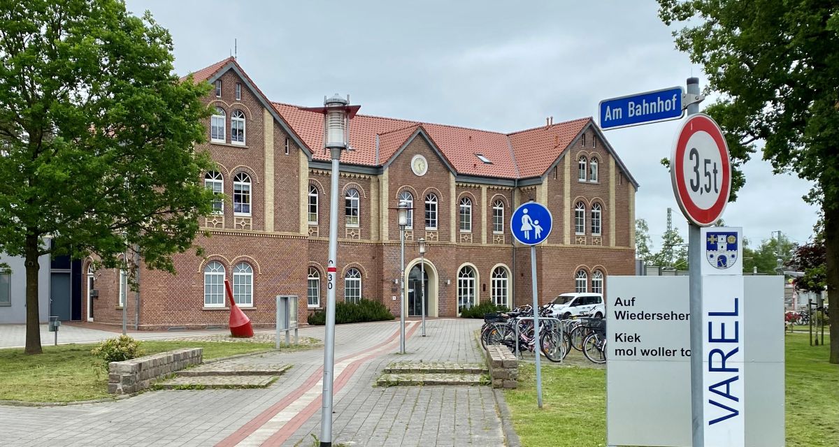 Zu sehen ist der Bahnhofsvorplatz in Varel
