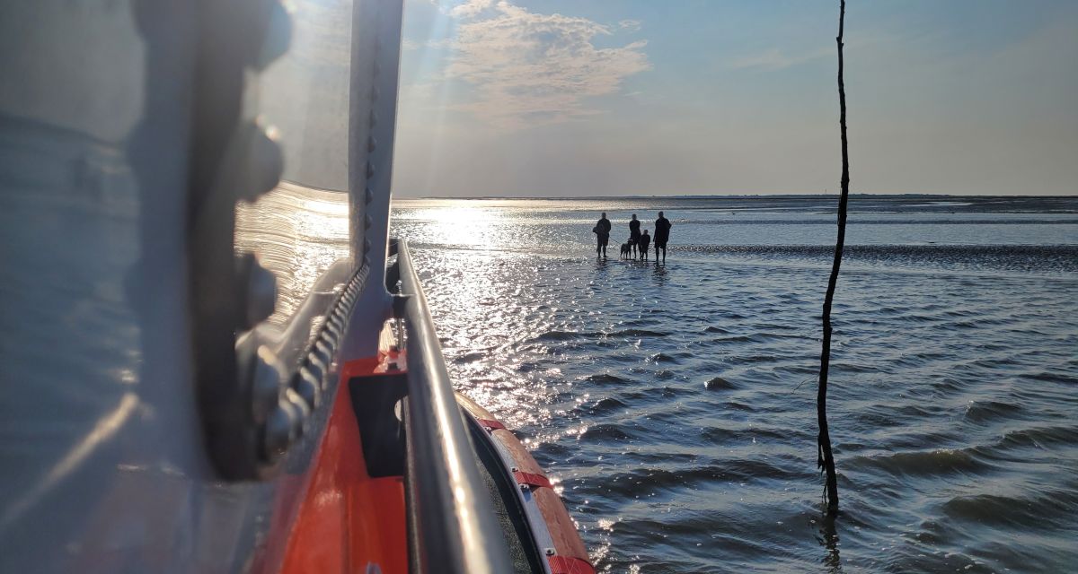 Die freiwilligen Seenotretter der Station Neuharlingersiel der Deutschen Gesellschaft zur Rettung Schiffbrüchiger (DGzRS) haben am Sonntagabend, 18. Juni 2023, vier erschöpfte Wattwanderer aus Lebensgefahr befreit. Drei Erwachsene, ein sechsjähriges Kind und ein Hund konnten einen Priel nicht durchqueren.