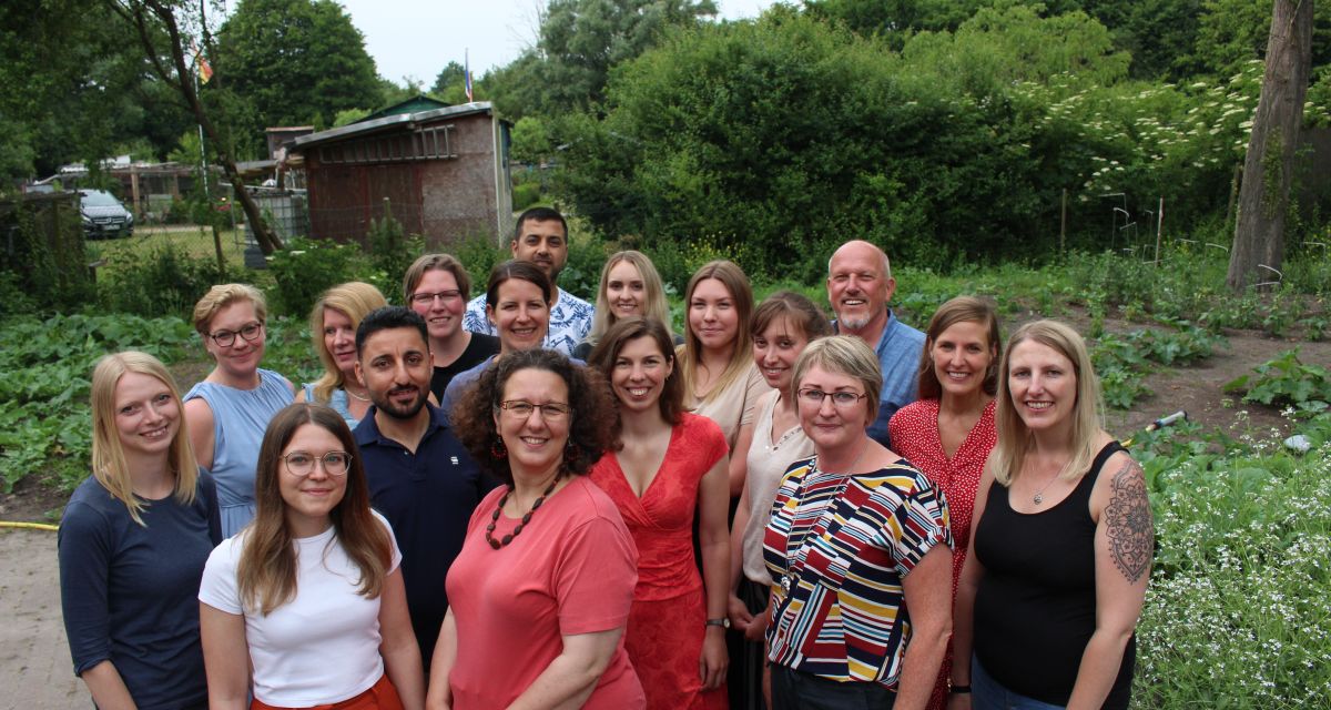 Die Teilnehmer*innen der Case Manager Fortbildung in Wilhelmshaven stehen im Störtebeker Park