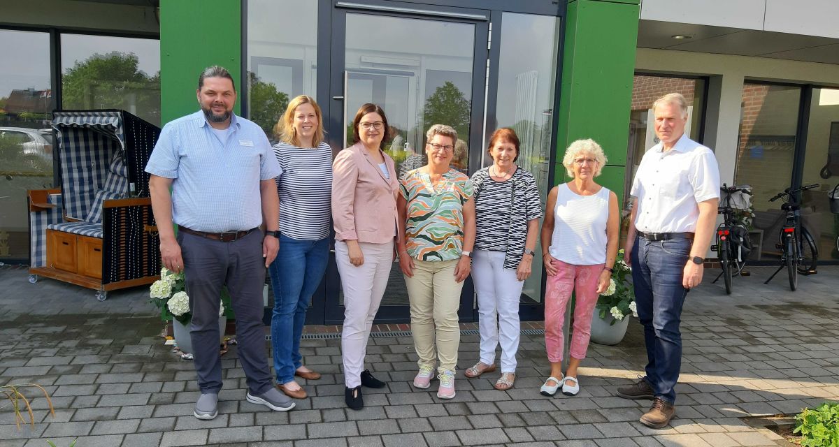 Mitarbeiter*innen des Hospiz Varel und der Bürgermeister Gerd Christian Wagner zur Vorstellung der 5 -jährigen Jubiläumsfeier im Hospiz
