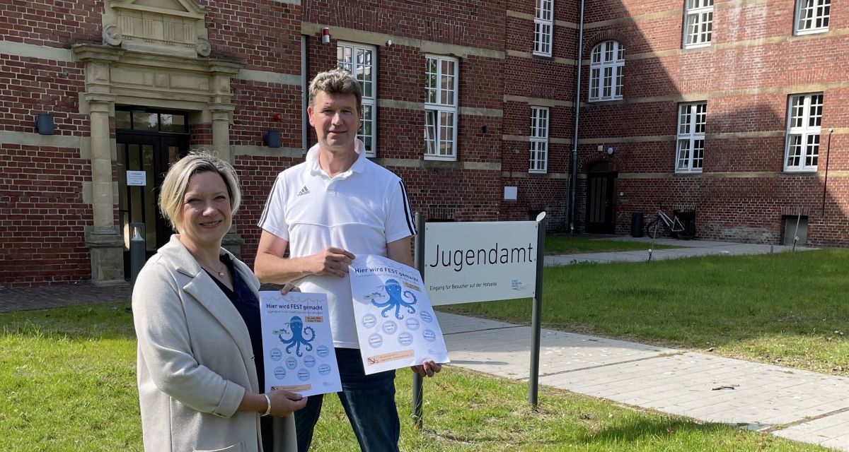 Britta Baumgart (Jugendamt/frühe Hilfen), Jörg Ratzmann (Leiter Jugendamt)
stehen in der Sonne vor dem Jugendamt in Wilhelmshaven