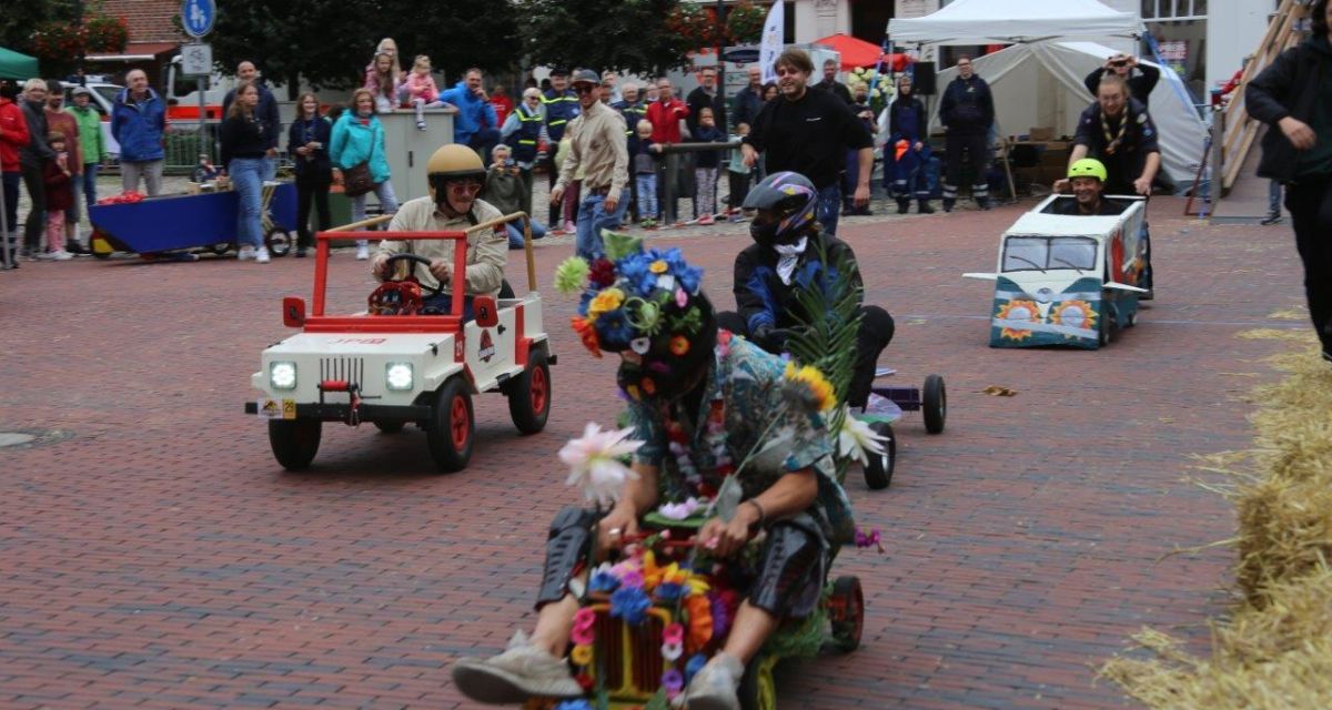 Zu sehen sind Kartfahrer*innen beim Seifenkistenspektakel der Stadt Jever