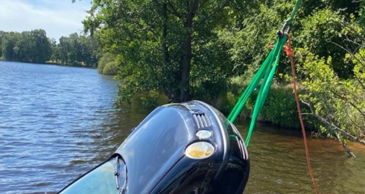 Ein Polo wird mit einem Kran aus dem Tweelbäker See gezogen