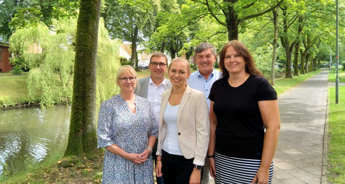 Der Sachstand zur Übernahme der Kindertagesstätten in Schortens durch den Landkreis Friesland werden im Kreisamt in Jever vorgestellt. Zu sehen sind (von links nach rechts): Silke Vogelbusch (Dezernentin für Gesellschaftliche Teilhabe und zentrale Steuerung), Landrat Sven Ambrosy, Maria Bruchmann (Koordinatorin von Verwaltungsseite), Schortens