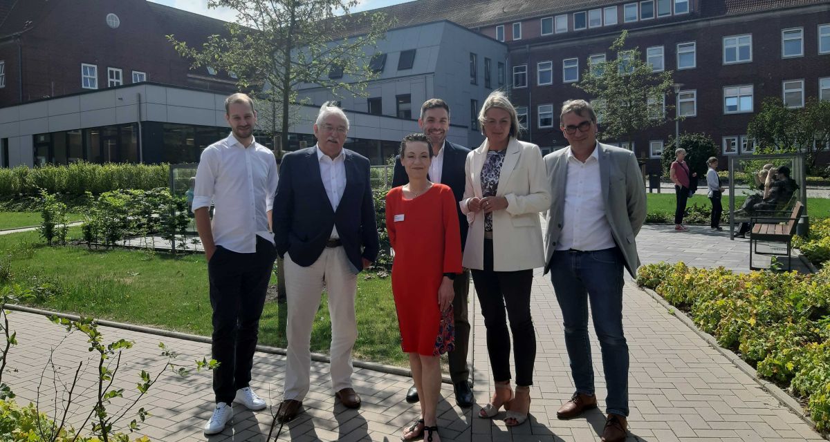 Vertreter*innen der Geschäftsführung der Friesland Kliniken, des Aufsichtsrates und der FDP-Kreistagsfraktion stehen vor dem Nordwest-Krankenhaus Sanderbusch, u.a. Landrat Sven Ambrosy, Geschäftsführerin Petra Hohmann, Konstantin Kuhle (MdB) und Generalsekretärin Imke Haake.