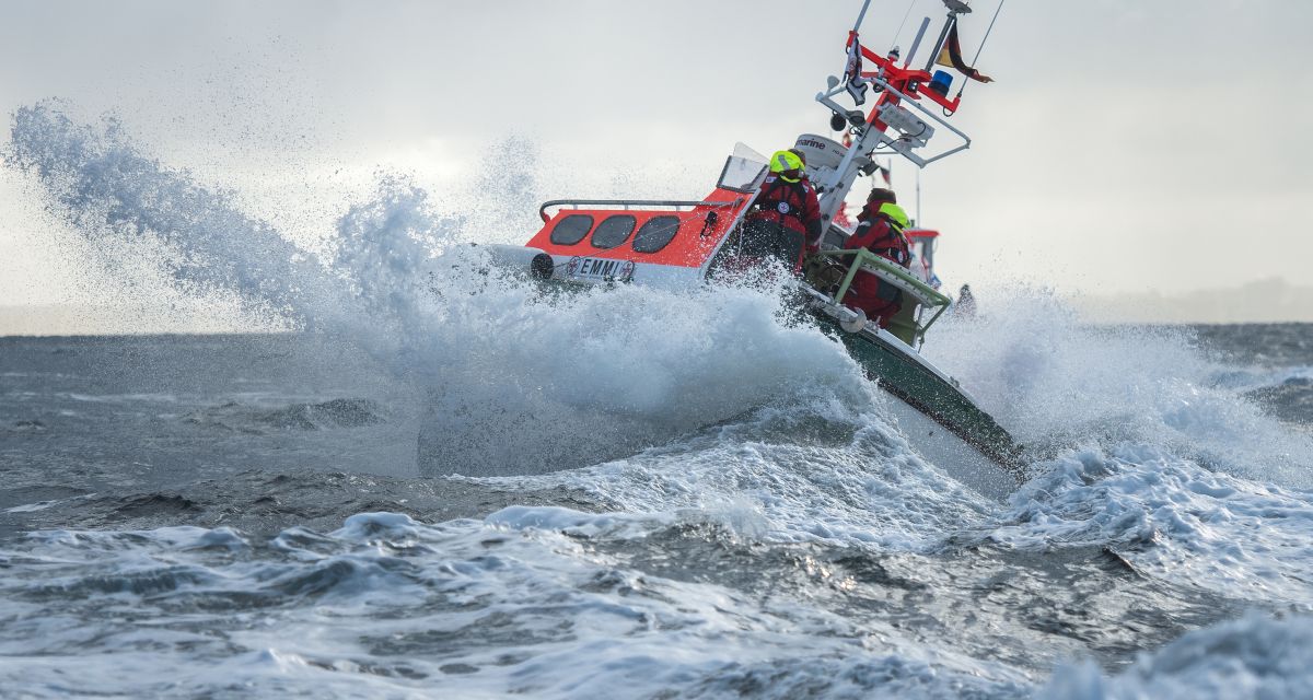 Mit dem Tochterboot EMMI des Seenotrettungskreuzers HANS HACKMACK der DGzRS sind die Seenotretter im Einsatz für einen überfälligen Kitesurfer gewesen.