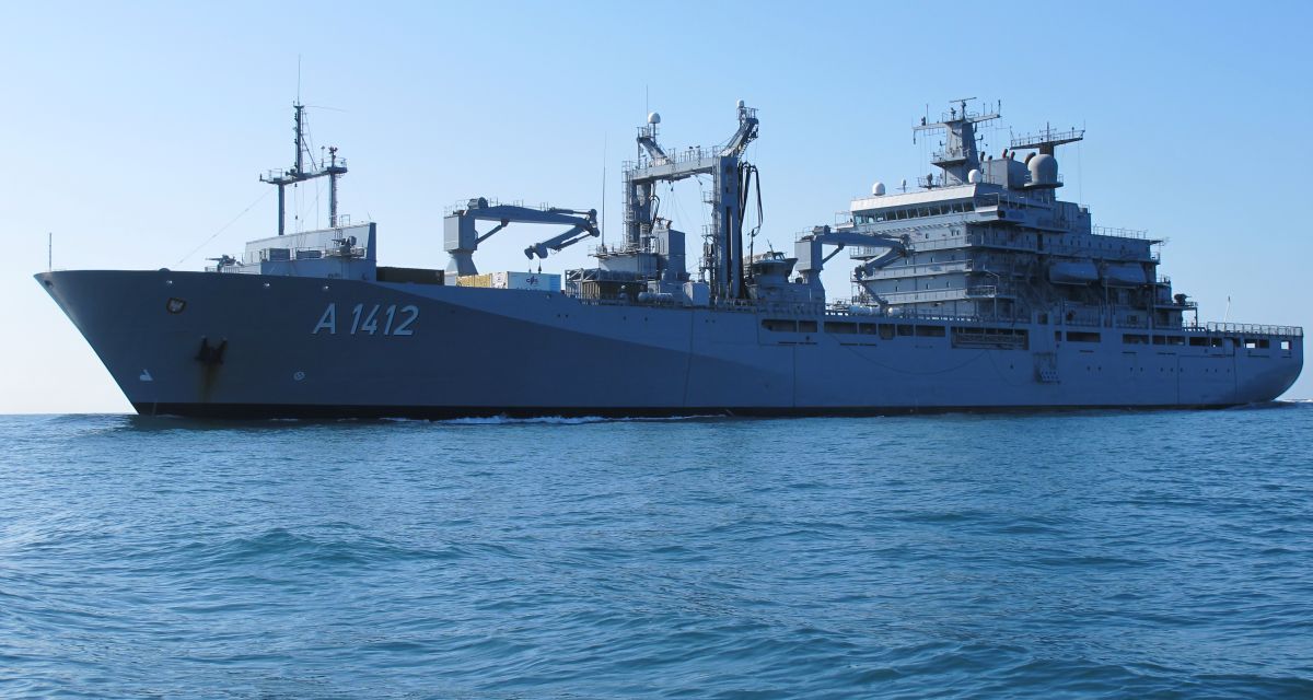 Zu sehen ist ein Schiff im offenen Meer. Es ist der Einsatzgruppenversorger (EGV) Frankfurt am Main.