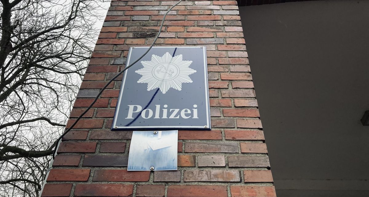 Auf dem Bild ist eine Säule zu sehen. Darauf ist ein Schild der Polizei angebracht.