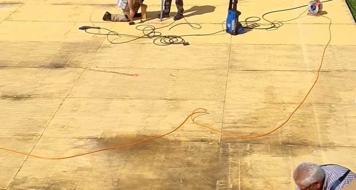 Menschen arbeiten an der neuen Bühne fürs Freilichttheater in Varel