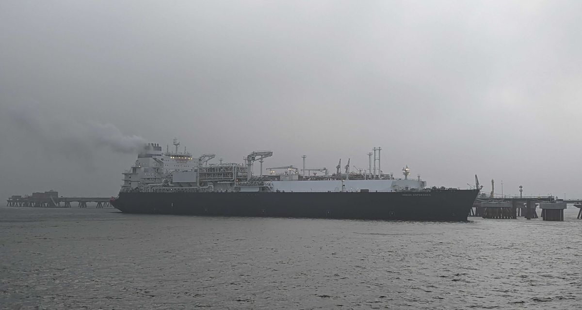 Die Höegh Esperanza (FSRU, LNG-Terminal) liegt an einem grauen und nebligen Wintertag am Anleger