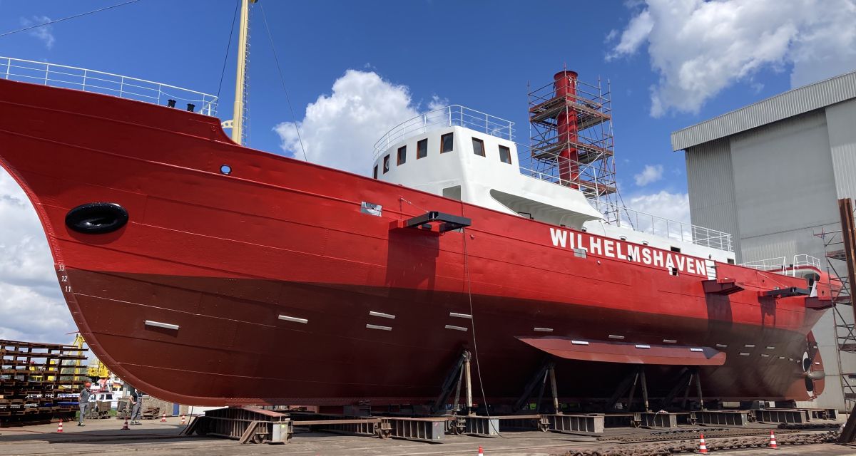 Landstege für Feuerschiff werden errichtet