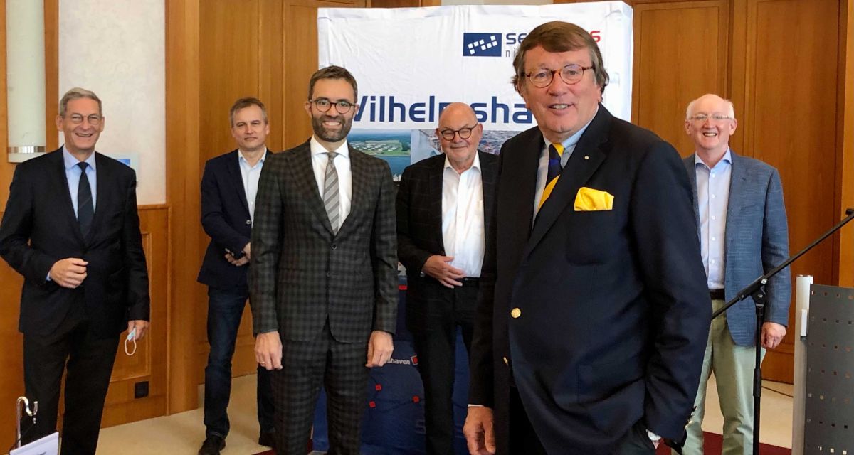 In einem Saal im Atlantic Hotel steht der Vorstand der Wilhelmshavener Hafenwirtschaftsvereinigung (WHV)