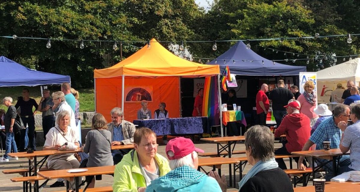 bunte Marktstände mit Leuten