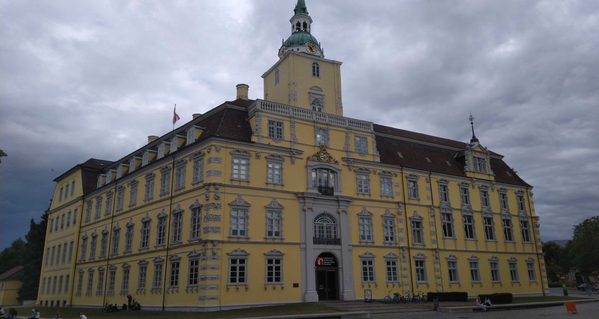 Das historische Oldenburger Schloss an einem bewölkten Tag. Inzwischen beherbergt der ehemalige Sitz der Herzöge und Großherzöge von Oldenburg das Landesmuseum für Kunst und Kulturgeschichte.
