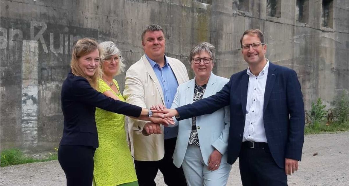 Die Förderung von 10 Millionen Euro für das Trilaterale Weltnaturerbe-Wattenmeer-Partnerschaftszentrum TWWP in Wilhelmshaven wird vorgestellt. Von links nach rechts stehen vor dem Bunker im Banter See Park die SPD-Bundestagsabgeordnete Siemtje Möller, Petra Burmeister vom Eigenbetrieb GGS, Oberbürgermeister Carsten Feist, Ortsbürgermeisterin Anja Mandt und Stadtbaurat Nikša Marušić.