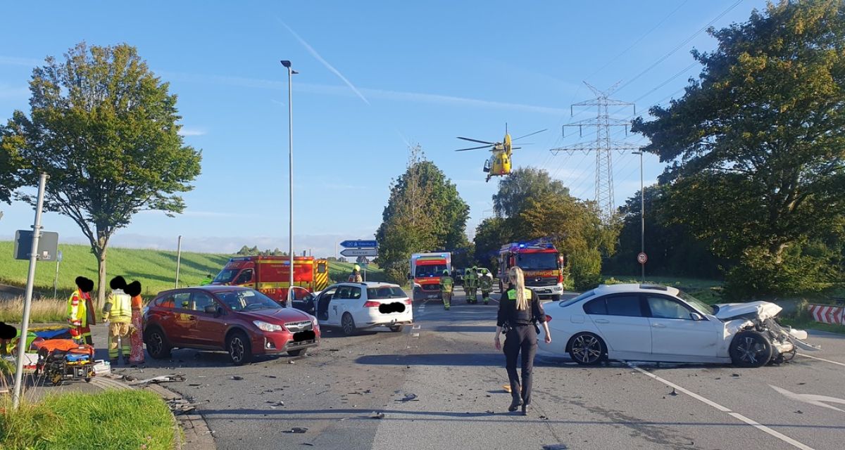 Mehrere zerstörte Fahrzeuge auf dem Friesendamm in Wilhelmshaven. Bei einem Verkehrsunfall waren zwei Pkw kollidiert.