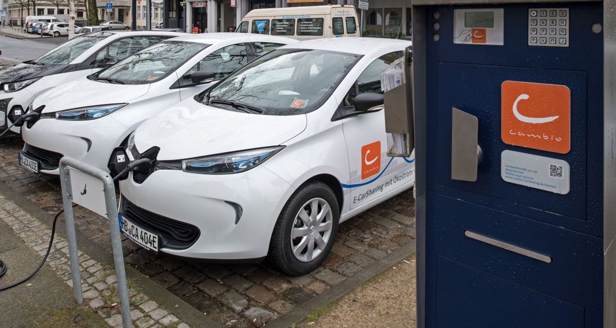 Zu sehen sind mehrere E-Autos, die an der Ladestation aufladen.