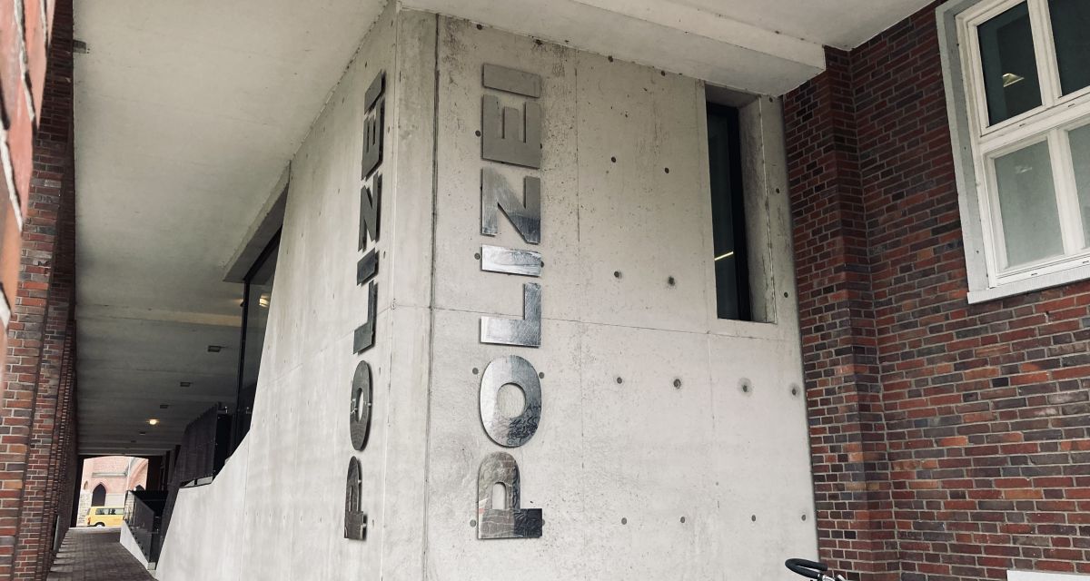Auf dem Bild ist die Aufschrift Polizei zu lesen. Das Gebäude befindet sich in Wilhelmshaven.