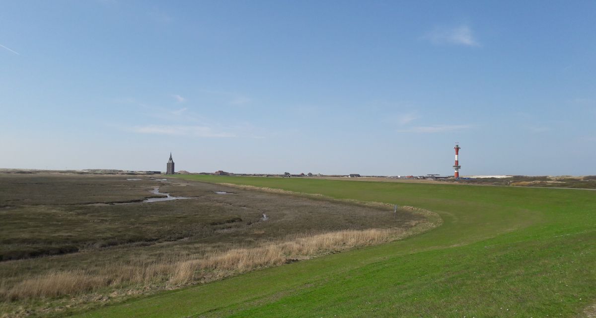 Zu sehen ist die Landschaft von Wangerooge, sowie das Wahrzeihen neuer Leuchtturm.