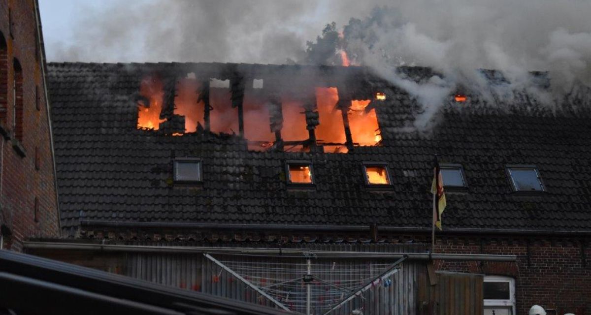 Resthof brennt in Schortens