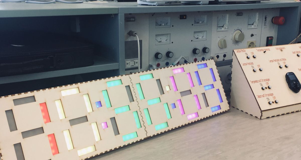 Zu sehen ist ein Schreibtisch mit einigen elektronischen Geräten.