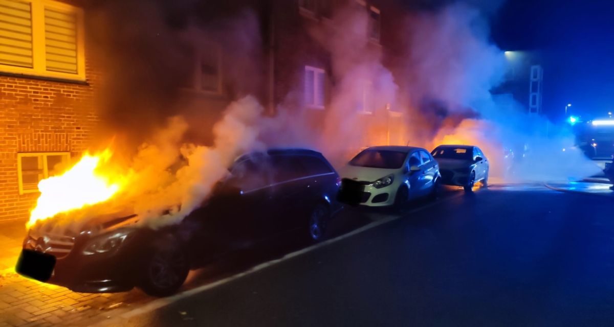 Autos brennen bei Nacht in der Mitscherlichstraße
