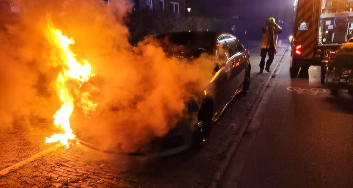 Zu sehen ist ein brennendes Auto an der Ecke Ruslerstraße und Weichselstraße in Wilhelmshaven. 